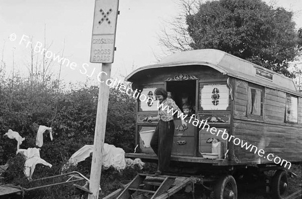 MR BYRNE WITH CUREWA CARAVAN AT NEW INN